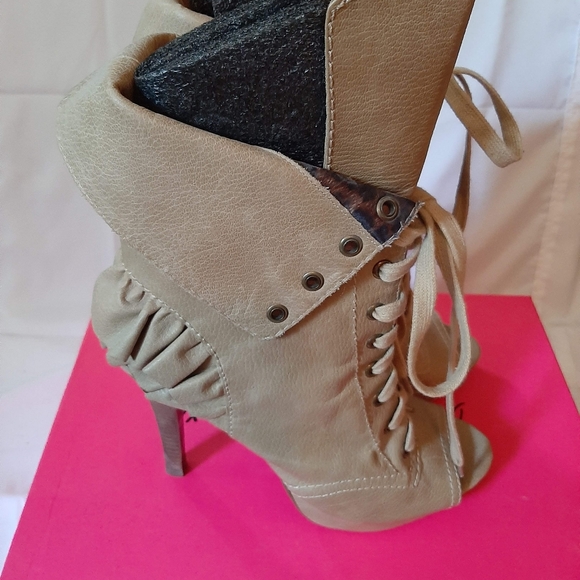 NWOT,  Betsey Johnson booties, size 10 - Picture 4 of 4